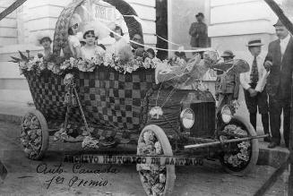 Fotografías antiguas: Carro Canasta, Desfile, Auto canasta, Corrida de bicicletas, Molinete de la Plaza Valerio, Representantes de provincias en 1915 y Adela Stefani en representación de la luz.