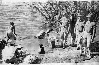 Lavanderas y soldados junto al río Yaque del Norte