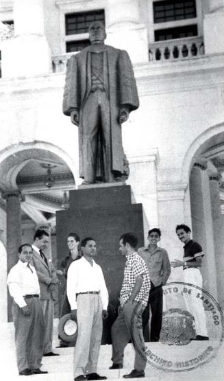 Grupo de pintores al pie de una estatua de Trujillo