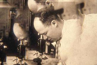 Doctor Federico Lithgow al microscopio