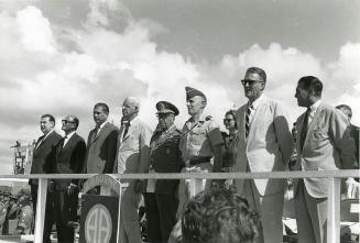Ellsworth F. Bunker, general Hugo Panasco Alvín, general Bruce R. Palmer y otros