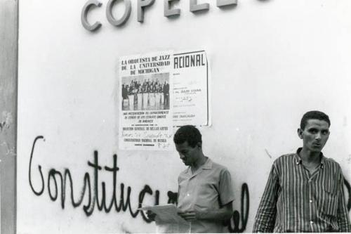 Dos personas en una pared del edificio Copello