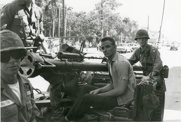 Tropas frente al parque Independencia 17, Nov. 1965