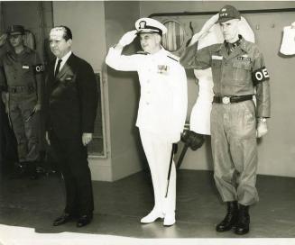 El doctor José A. Mora (Secretario general de la OEA) y los generales John Sidney "Jack" McCain y Bruce Palmer