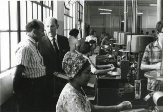 Doctor Héctor García Godoy en una fábrica de cigarros