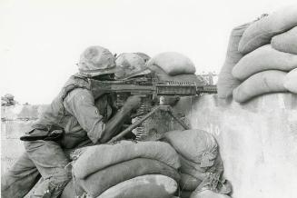Soldados diparando una ametralladora M60 en trinchera