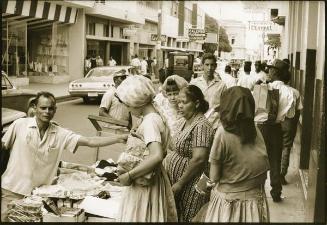 Mujeres comprando al buhonero