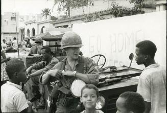 Soldados conversando con niños
