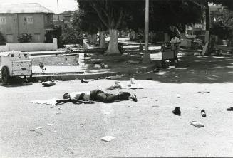 Un hombre muerto en medio de la calle