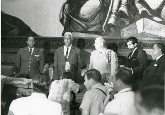 General Antonio Imbert Barrera con otras personas