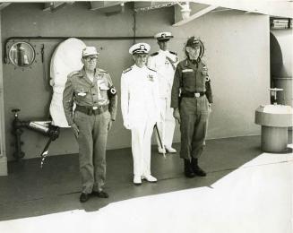 General Hugo Panasco Alvin, el Vice-Almirante John S. McCain y el General Bruce Palmer