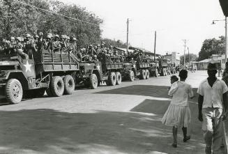 Camiones cargados de tropas