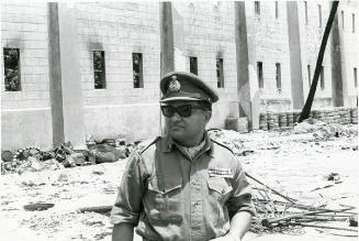 Militar frente a un edificio