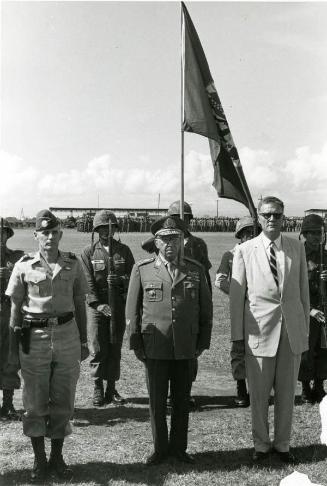 General Bruce Palmer y otras personas