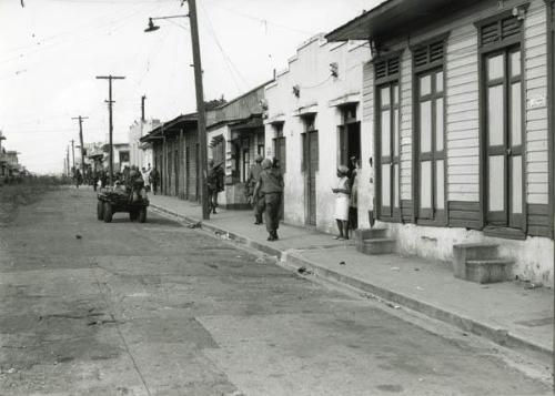 Soldados patrullando en una calle