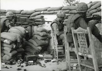 Soldados combatiendo en la trinchera