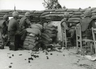 Soldados combatiendo en la trinchera