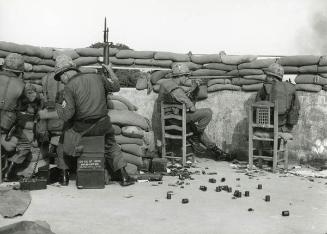 Soldados apertrechados en la trinchera