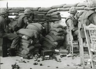 Soldados vigilantes en la trinchera