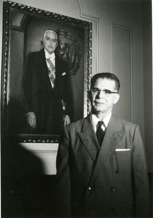 Joaquín Balaguer junto a retrato de Rafael L.Trujillo