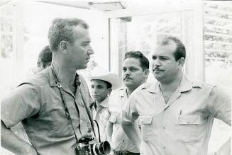 Bernard Diederich junto al coronel Francisco Alberto Caamaño Deñó