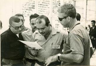 Coronel Francisco Alberto Caamaño Deñó Bernard Diederich y el General Manuel Ramón Montes Arache,observando un documento