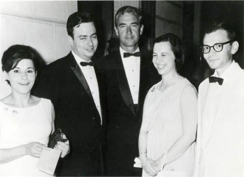 Prof. Abe Lowenthal y esposa Judith, Bernard Diederich y otras personas.