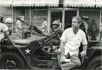 Bernard Diederich con soldado en un jeep
