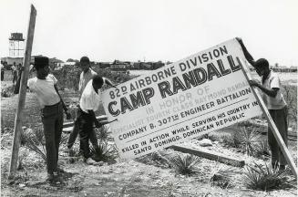 Letrero escrito en inglés en un campamento militar