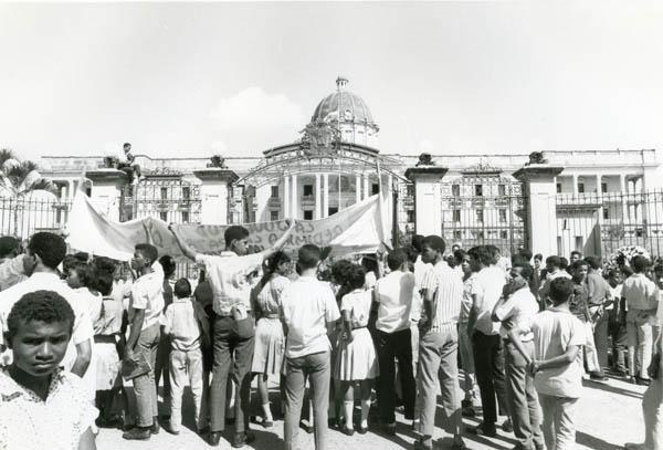 Piquete frente al Palacio Nacional