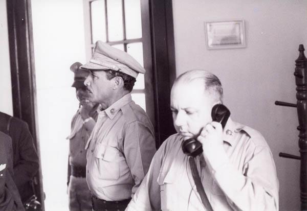 General Antonio Imbert Barrera al teléfono
