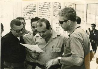 Coronel Francisco Alberto Caamaño observa documento