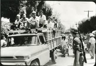 Desfile con personas sobre camión
