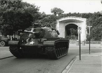 Tanque frente a La Puerta del Conde