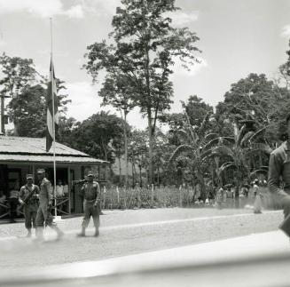 Soldados frente a un cuartel