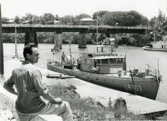 Sasha Volman frente a la Fragata LR-103 en el rio de Ozama