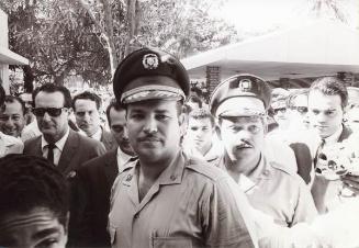 Coronel Francisco Alberto Caamaño Deñó rodeado de personas