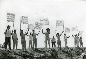 Personas con pancartas en un terraplén