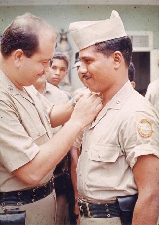 Coronel Francisco Alberto Caamaño Deñó colocando insignias a teniente