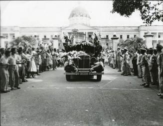 Carro fúnebre saliendo del Palacio Nacional