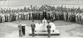 Presidente Juan Bosch y militares en misa