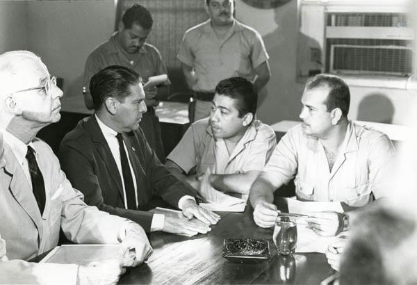 Coronel Francisco Alberto Caamaño Deñó y Héctor Aristy en reunión