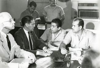 Coronel Francisco Alberto Caamaño Deñó y Héctor Aristy en reunión