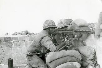 Dos soldados disparando en la trinchera