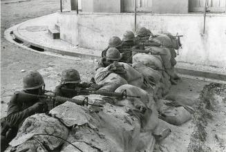 Soldados disparando en la trinchera