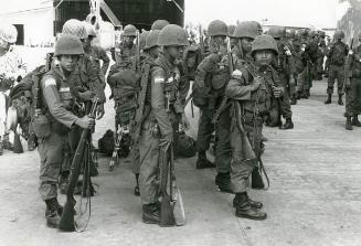Soldados Hondureño con sus equipos de combate