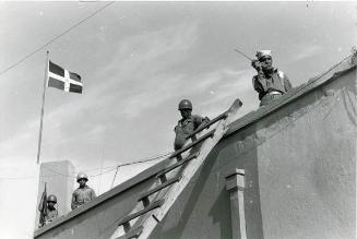 Soldados en un techo