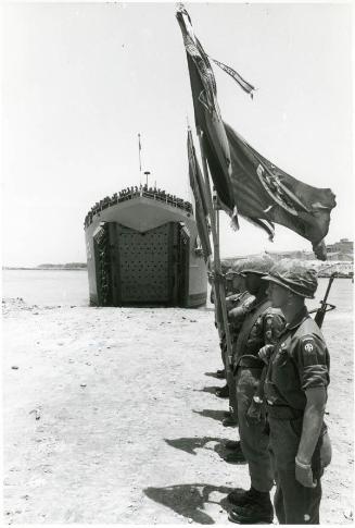 Soldados abanderados frente a navío