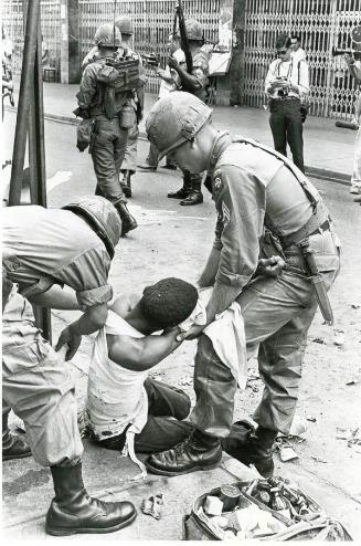 Soldados socorren a un herido
