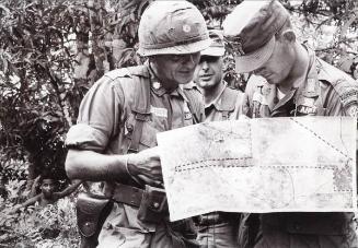 Militares observan un mapa